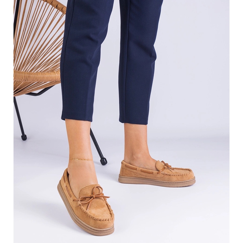 Bruna kvinnors loafers från Ekozamsz med en båge 1