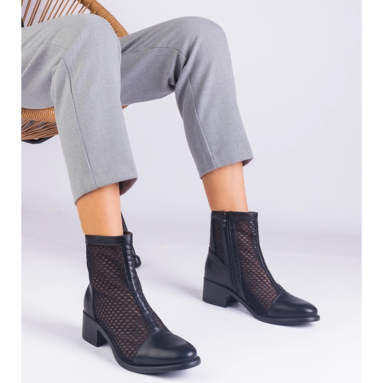 Svarta nätstövlar på posten beige 1