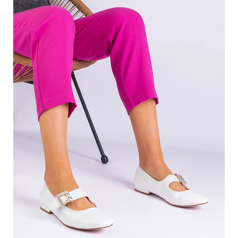 Vita lackerade ballerinor dekorerade med ett spänne 2