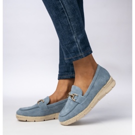 Perforerade kvinnors loafers med en blå dekoration 1