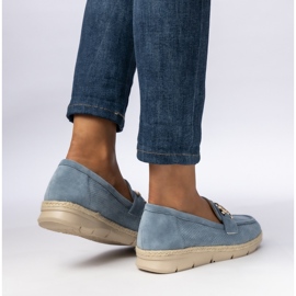Perforerade kvinnors loafers med en blå dekoration 2