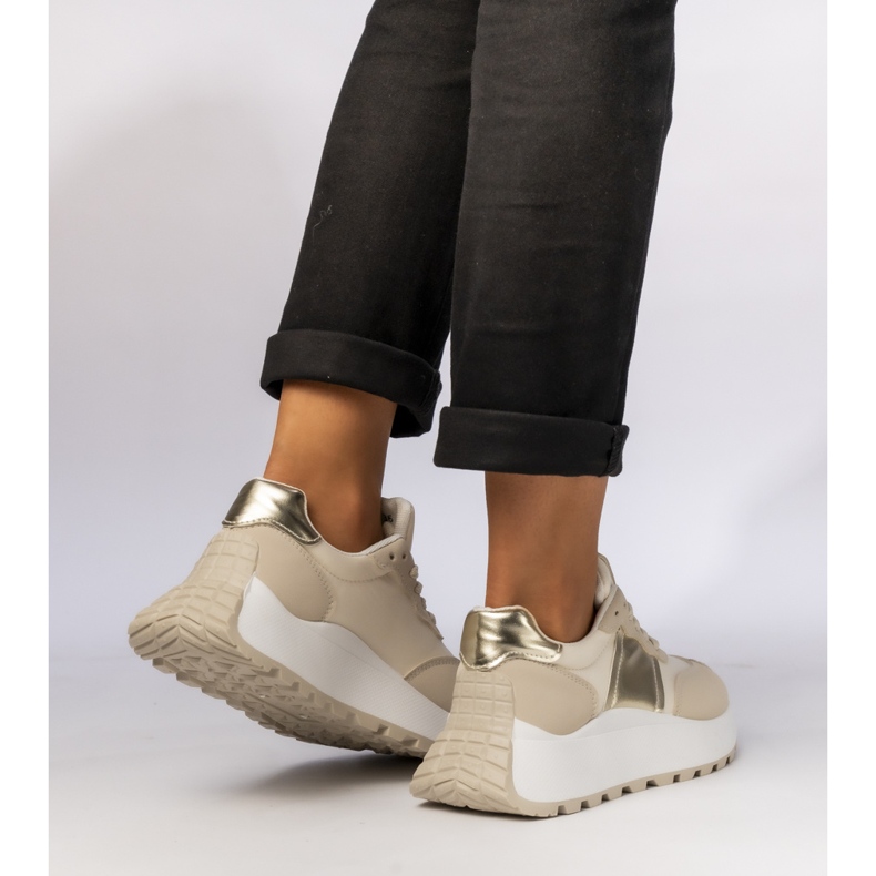 Kvinnors beige sportsneakers 1