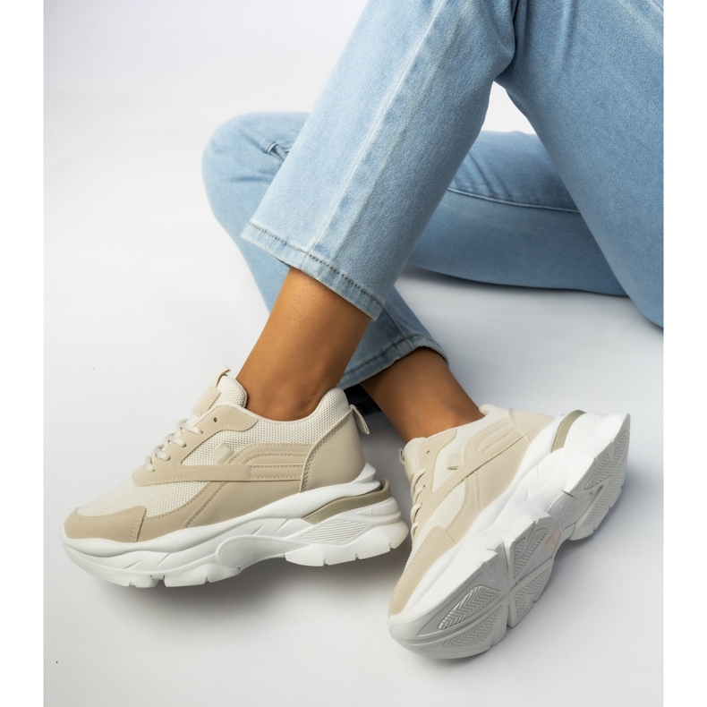Kvinnors beige sportsneakers 1