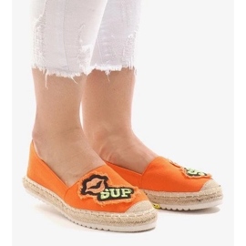 Beige genombrutna stövlar för dam på låg klack 1