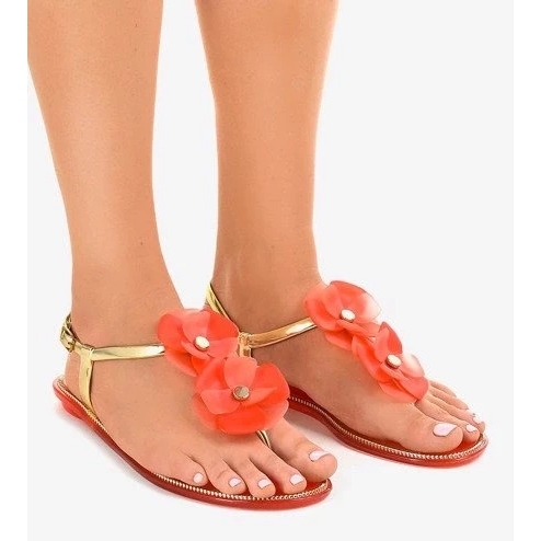 Patentbeige pumps med spetsad tå med låg klack 1