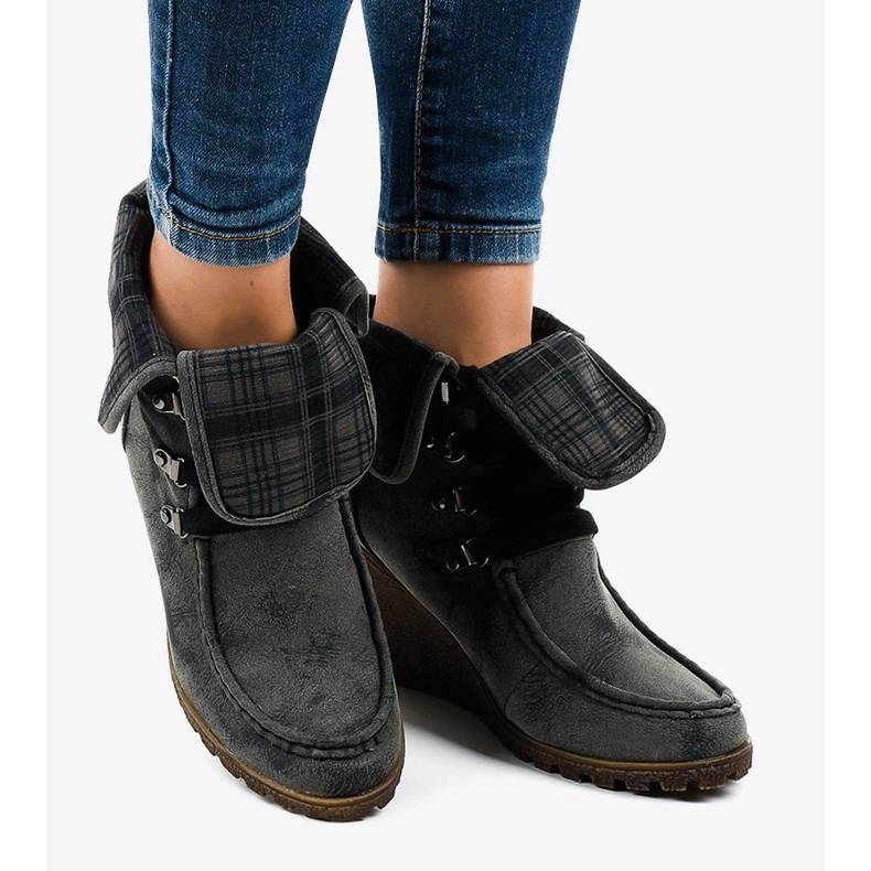 Bekväma damsandaler i läder med elegant dekoration beige 1