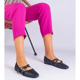 Svarta ballerinor gjorda av eko -läder dekorerade med spännen 1