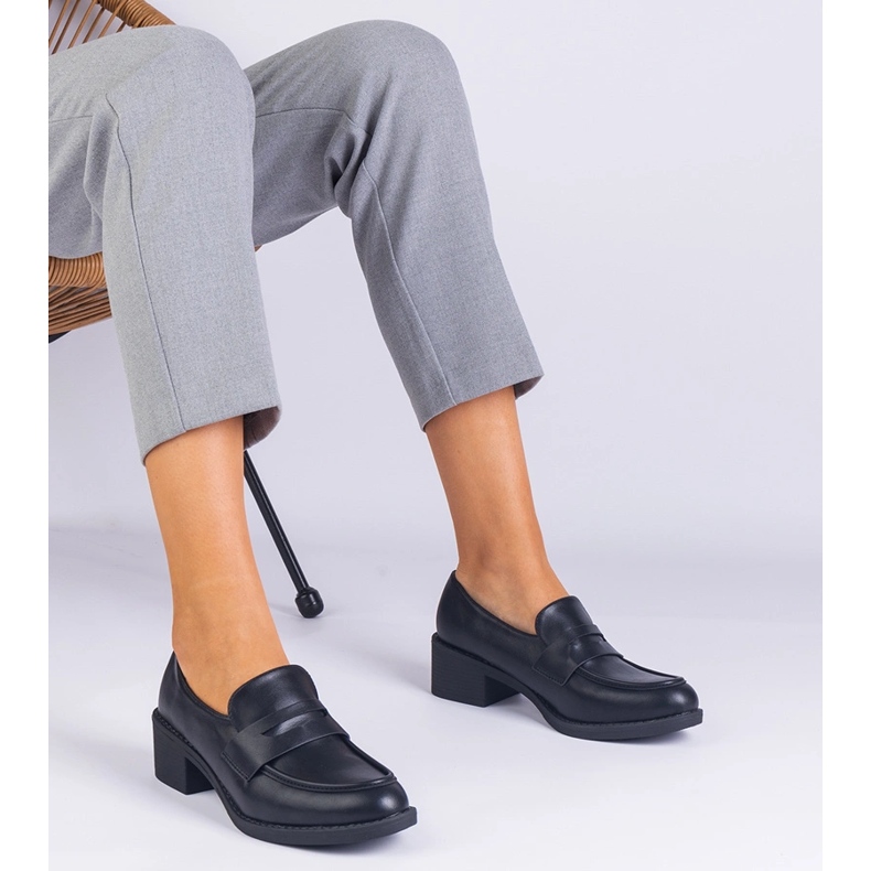 Svart eko -läderpumpar på en låg stolpe 1