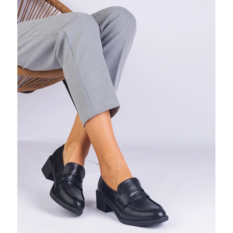 Svart eko -läderpumpar på en låg stolpe 2