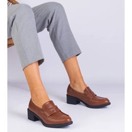 Brown Eco -Leather Pumps på en låg stolpe brun 1