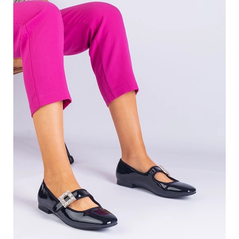 Svart lackerade ballerinor dekorerade med ett spänne 1