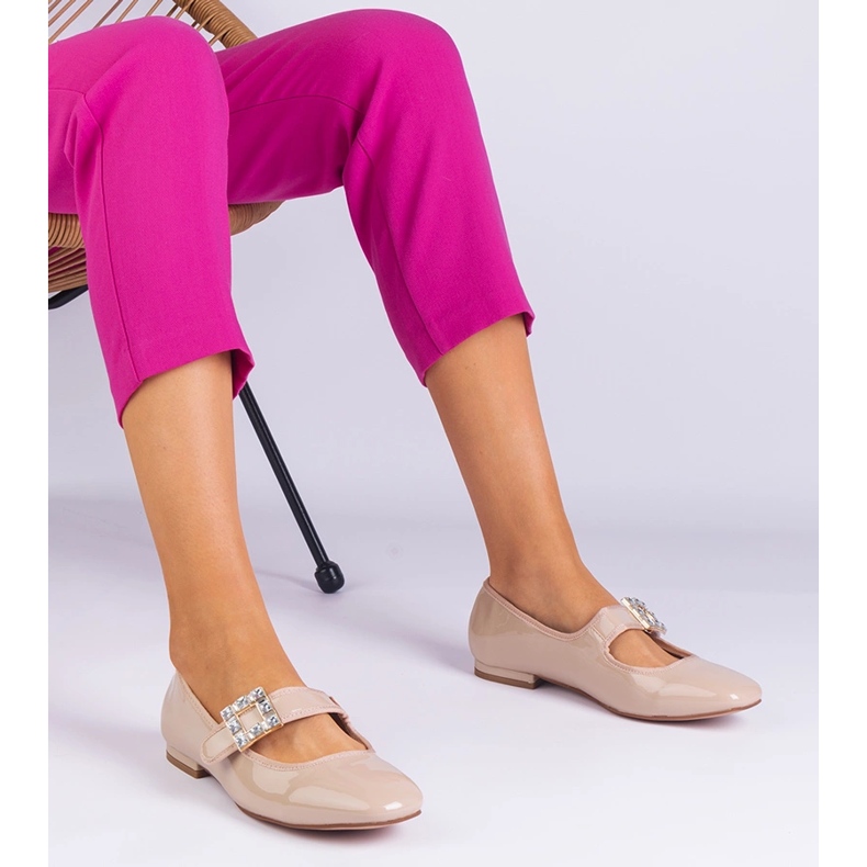 Beige lackerade ballerinor dekorerade med en klämma 1