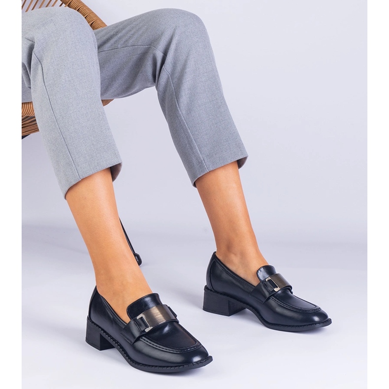 Svarta pumpar på en låg stolpe med en metallisk dekoration 1