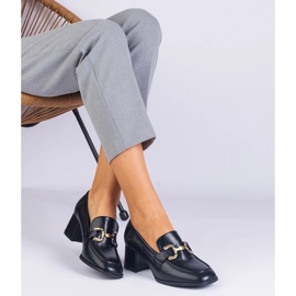 Svarta pumpar på stolpen med en metallisk dekoration 1