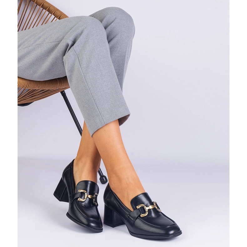 Svarta pumpar på stolpen med en metallisk dekoration 1