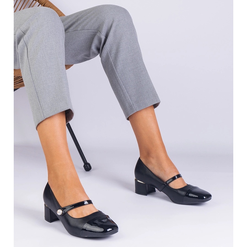 Svarta pumpar på stolpen med en lackerad tå 1