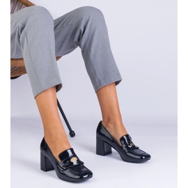 Svartlackade pumps på stolpen 1