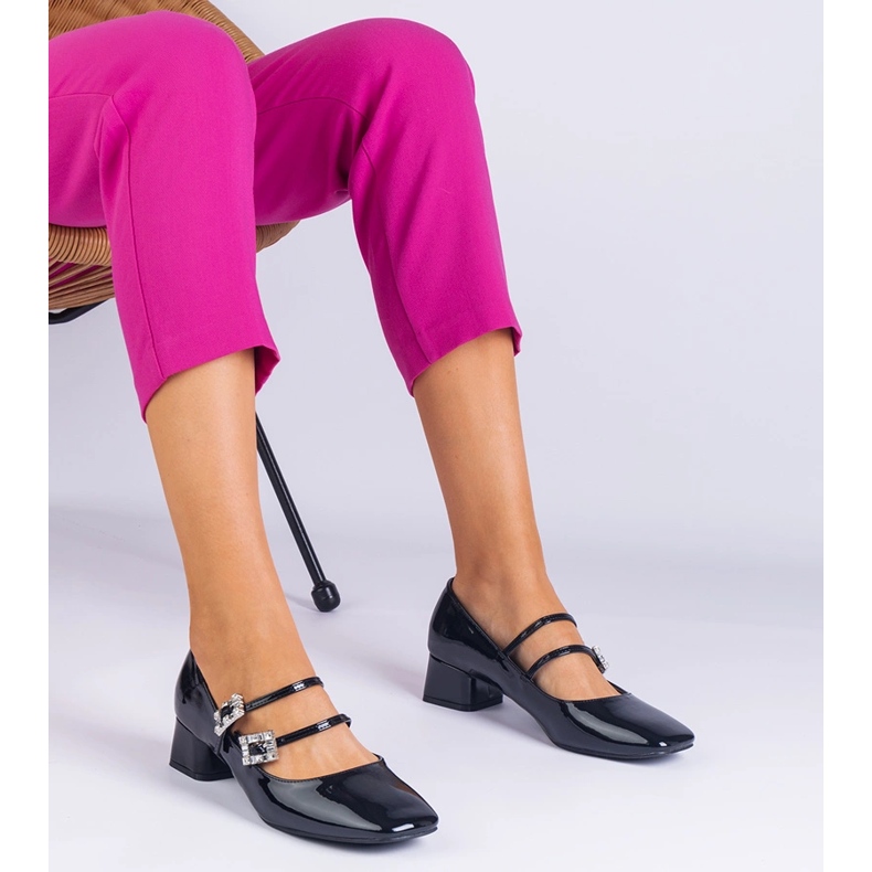 Svarta pumpar lackade med en klämma med zirkoner 1