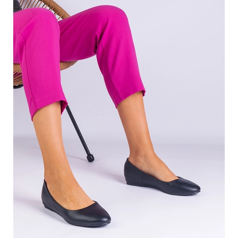 Svarta ballerinor på en dold kil av eko -läder 1