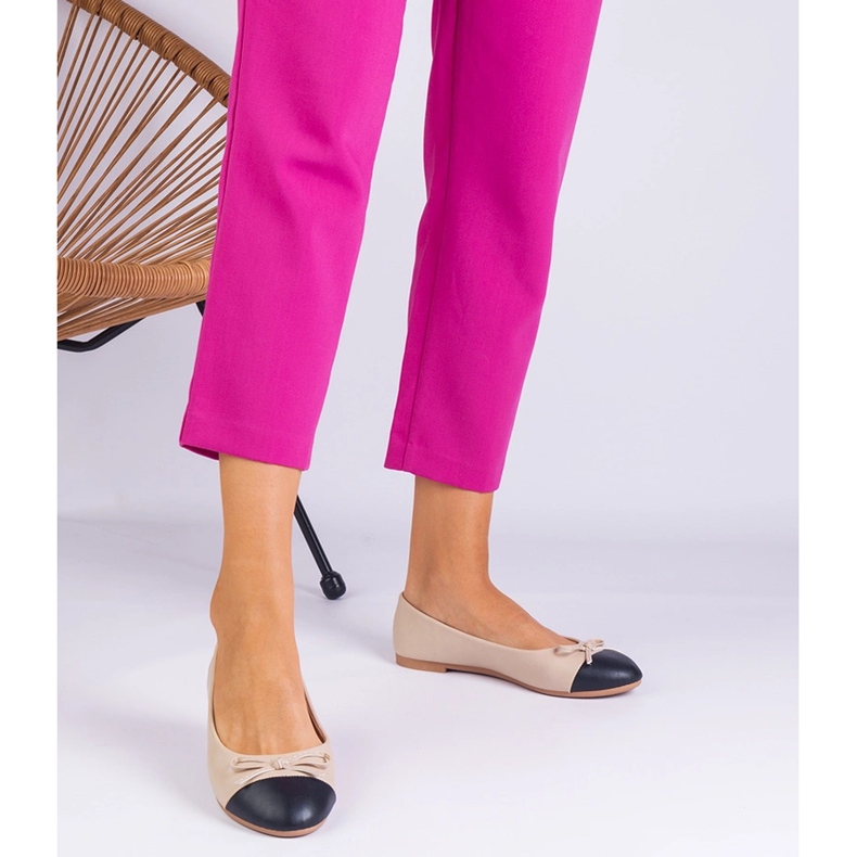 Beige ballerinas med en båge och en svart näsa 1