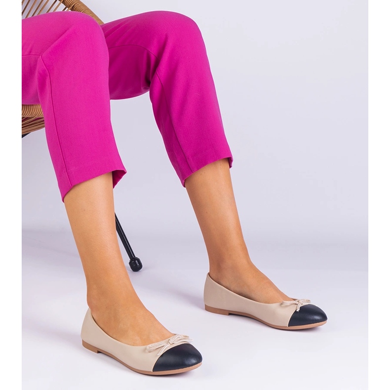 Beige ballerinas med en båge och en svart näsa 2