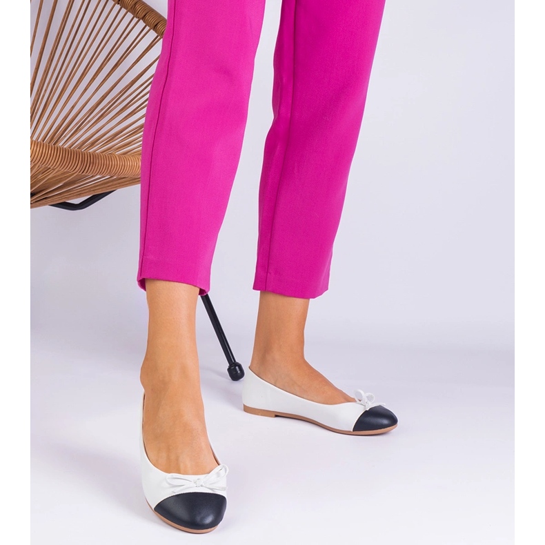 Vita ballerinor med en båge och en svart näsa 1