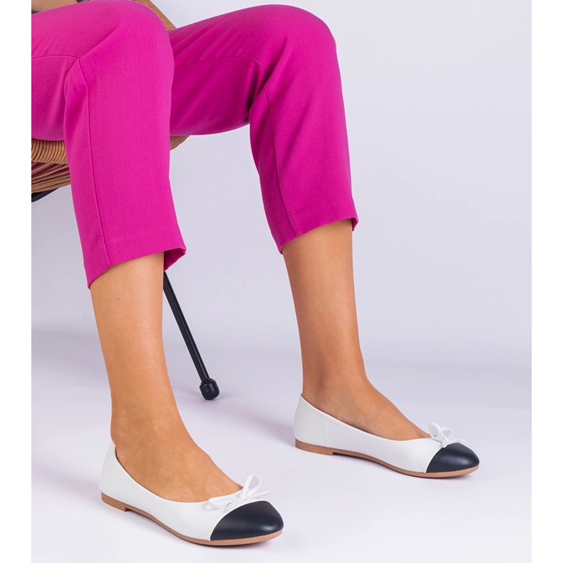 Vita ballerinor med en båge och en svart näsa 2