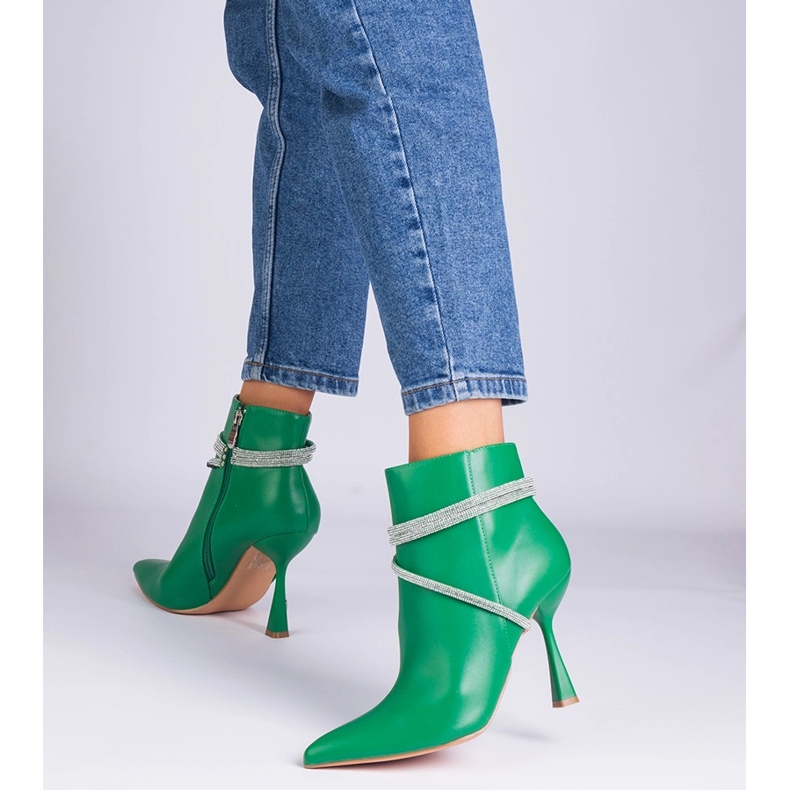 Gröna stövlar på en hög häl dekorerad med zirkoner 1