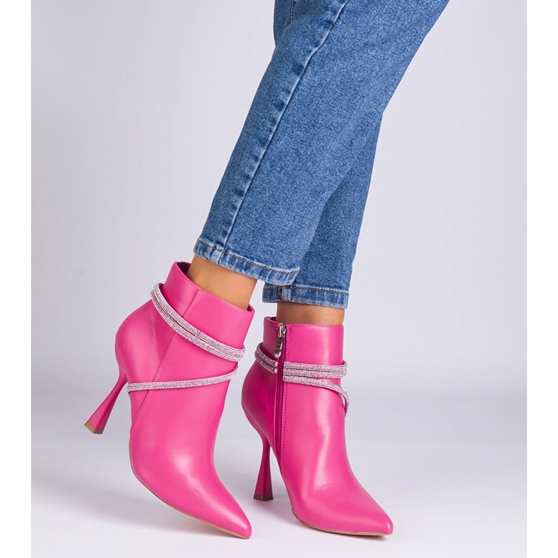 Rosa stövlar på en hög häl dekorerad med zirkoner 1