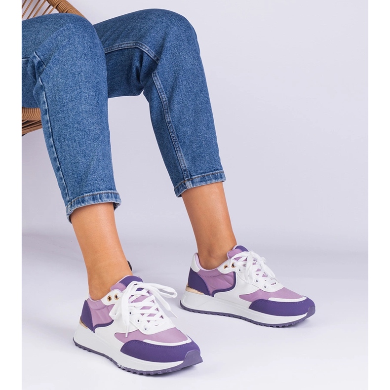 Violetta kvinnors sneakers med en gyllene införande 1