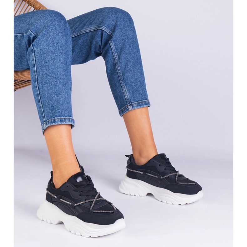 Svarta kvinnors sneakers dekorerade med en zirkonsträng 1