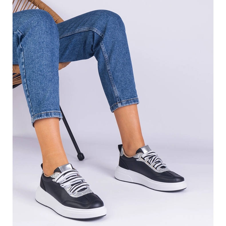 Svarta kvinnors sneakers dekorerade med glitter 1