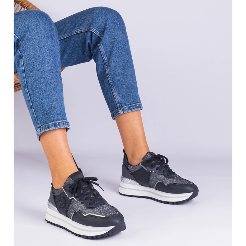 Svarta kvinnors sneakers dekorerade med glitter 1