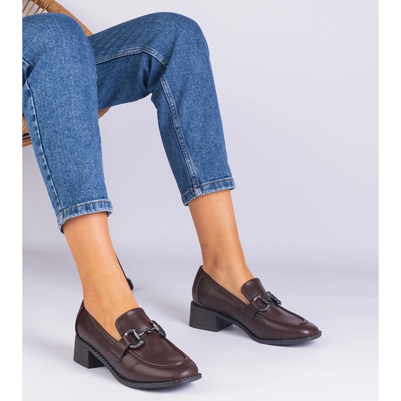 Bruna pumpar på stolpen med en metallisk dekoration 1