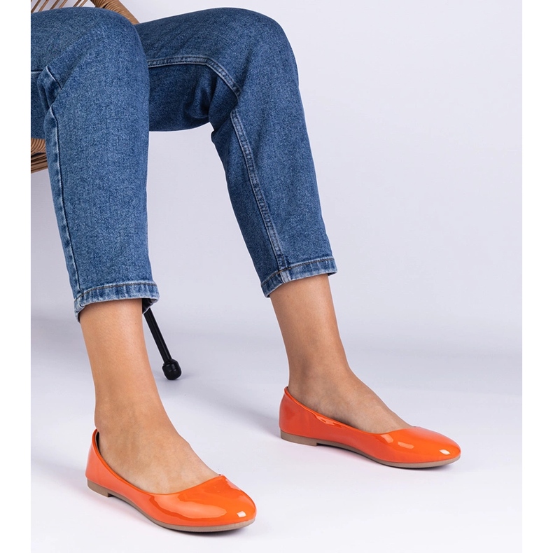 Orange lackerade ballerinor 1