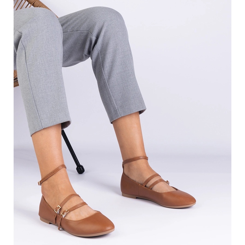 Bruna ballerinor gjorda av eko -läder med spännen 1