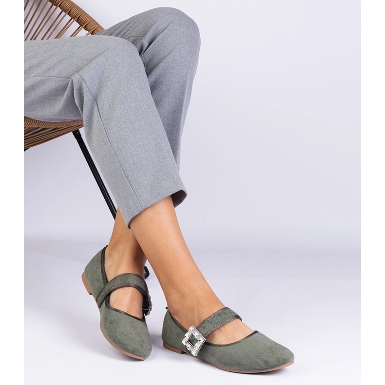 Gröna ballerinor dekorerade med ett spänne med kristaller 1