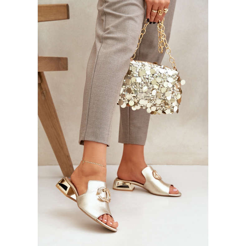 Elegant läder kvinnors låga hyllor Laura Messi 2874 Zlotys gyllene 2