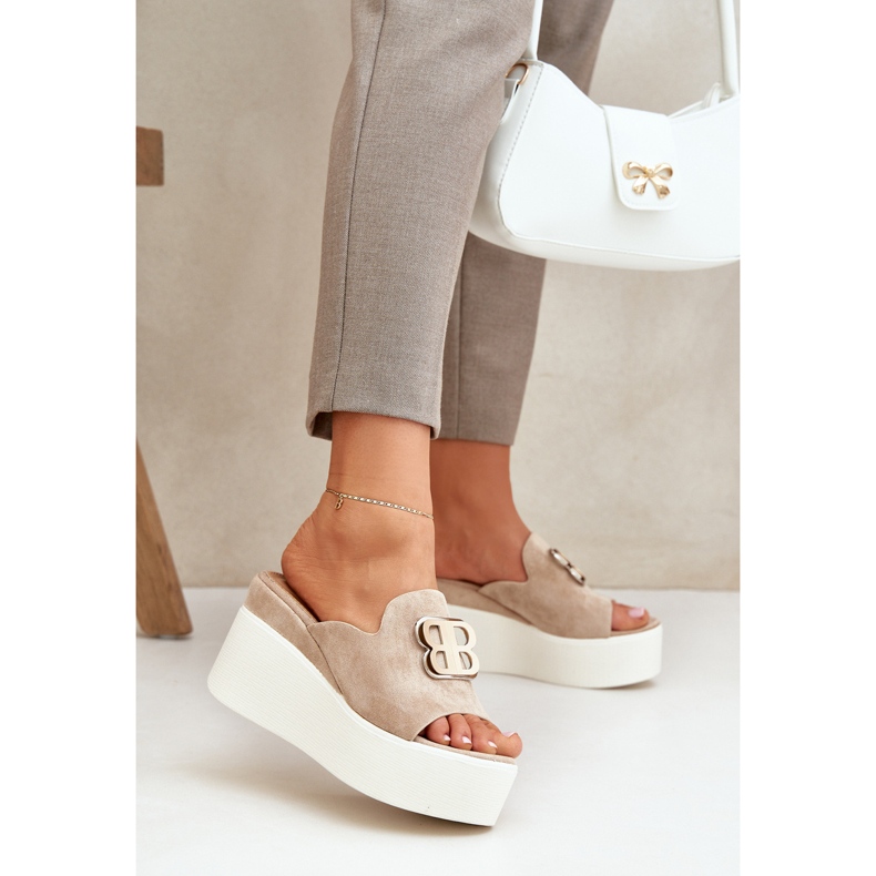 Tofflor på plattformen och kilarna med beige prydnad 2