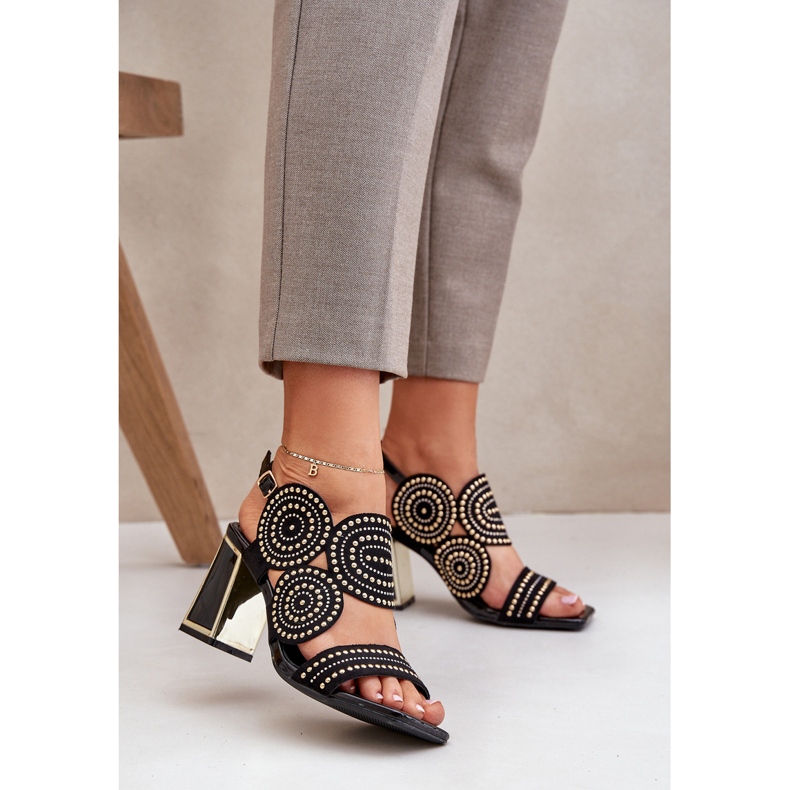 Dekorerade sandaler på den svarta stolpen 2