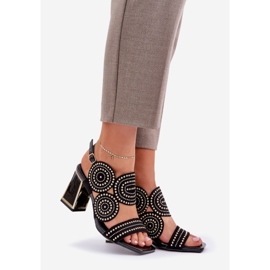 Dekorerade sandaler på den svarta stolpen 1