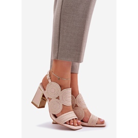 Dekorerade sandaler på stolpen beige 1