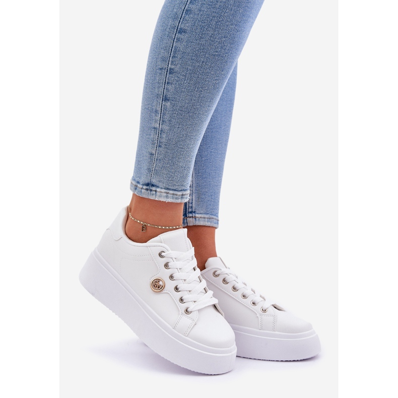 Eco läder sneakers på en plattform med en gyllene detalj vit 1