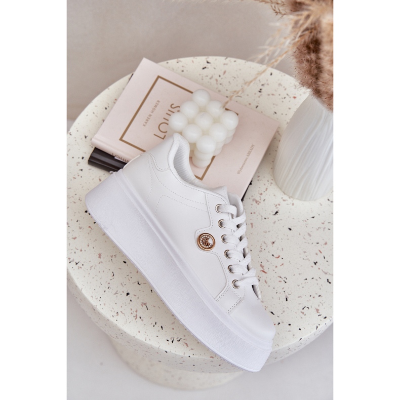 Eco läder sneakers på en plattform med en gyllene detalj vit 2