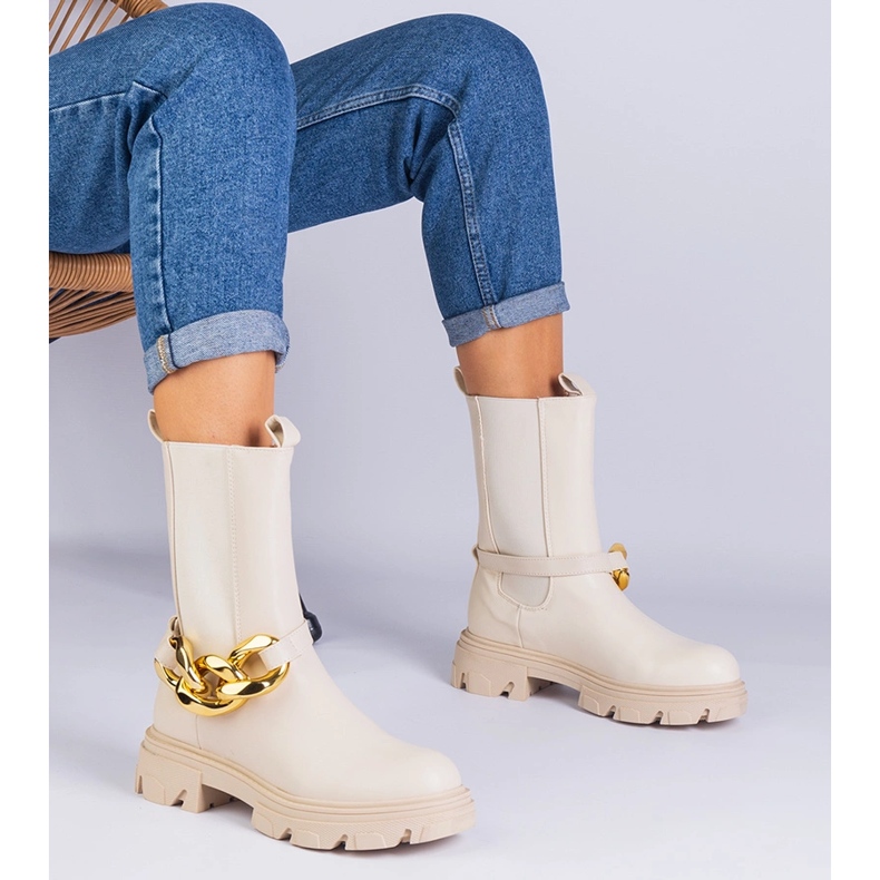 Beige ankelstövlar dekorerade med en massiv kedja 1