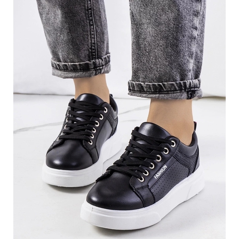 D/GMR Svarta sneakers på en tjock Louisianasula 1