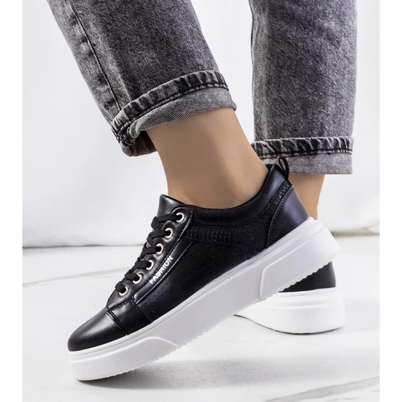 D/GMR Svarta sneakers på en tjock Louisianasula 2