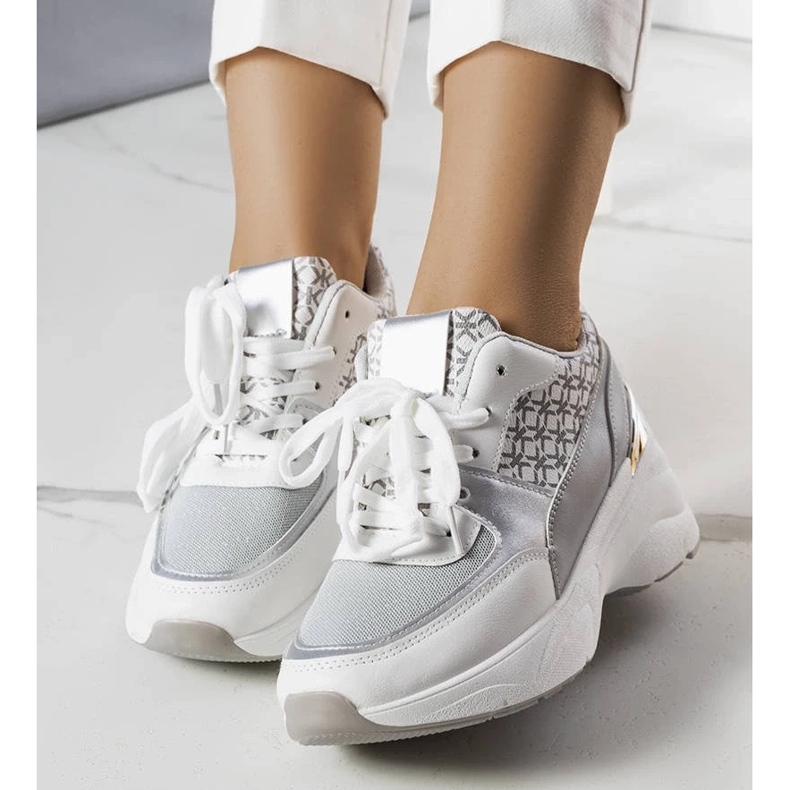 D/GMR Gråa sneakers dekorerade med Lora-monogrammet 2