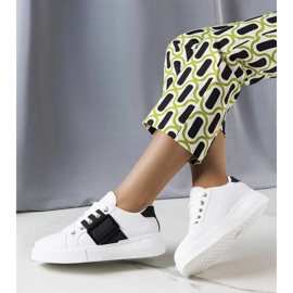 D/GMR Vita sneakers dekorerade med ett svart Erin-spänne 2