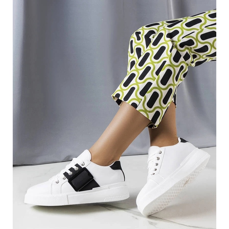 D/GMR Vita sneakers dekorerade med ett svart Erin-spänne 2